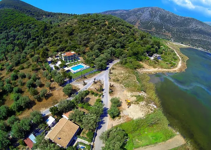 Vliho Bay & Yénion