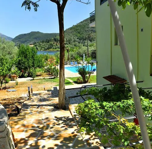 Vliho Bay & Yénion